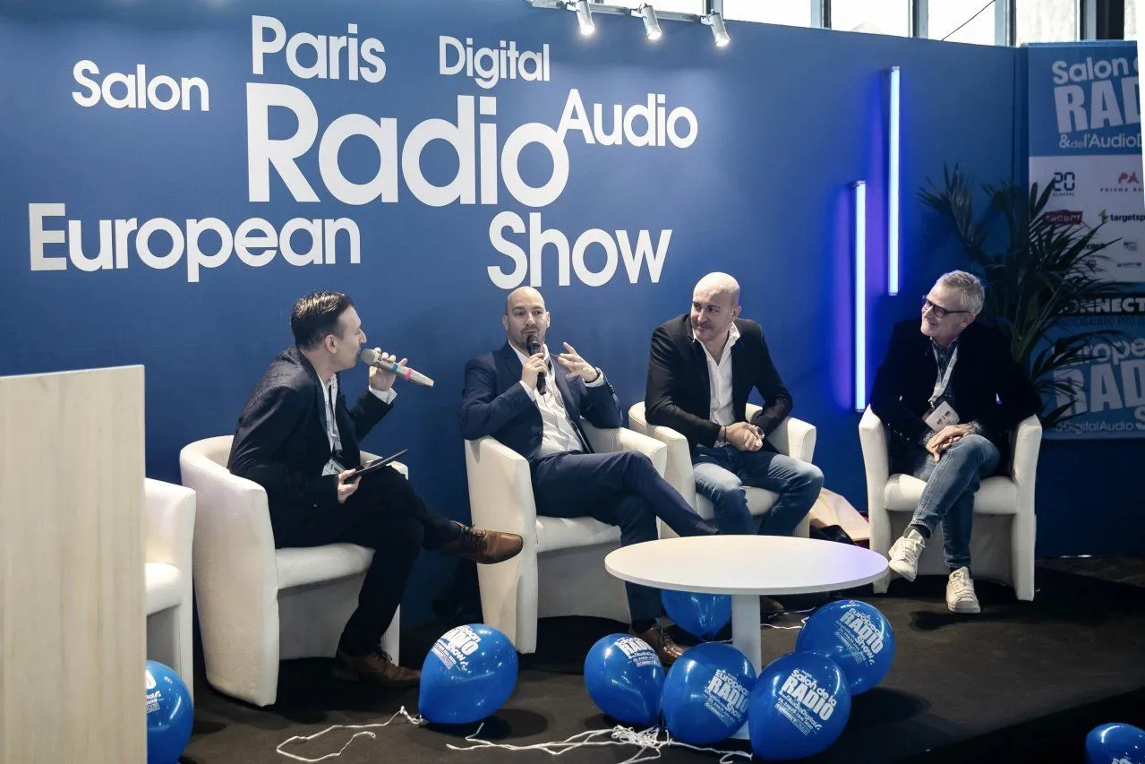 Visiteurs sur un stand du Paris Radio Show